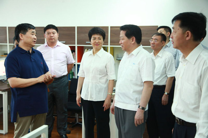2015年7月時任遼寧省人民政府省長陳求發視察由思勤傳媒提供技術支持的中國琥珀網